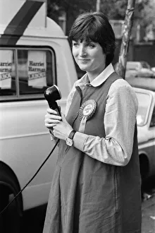00960 Prints: Prospective Labour member of Parliament Harriet Harman tours Peckham where she is