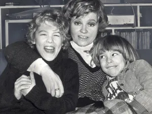 Mother Prints: PRUNELLA SCALES WITH HER SONS SAM AND JOE - 1977 01 / 01 / 1977