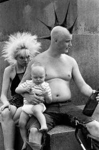 01263 Prints: Punk rocker Jock and his young son William enjoying the warm weather in Trafalgar Square