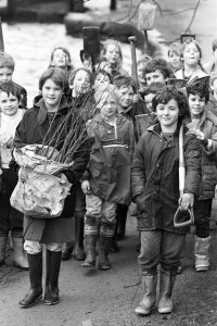 00538 Prints: Pupils of Marsden Junior School lead the tree-planting army