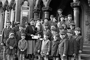 00538 Prints: Pupils of St Davids School, Marsh present a cheque for &pound