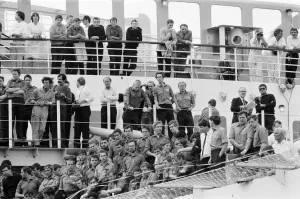 01170 Prints: QE2 returns home to Southampton. Union Jacks are festooned on cars, draped on shoulders