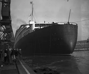 00085 Prints: The Queen Elizabeth 1948 LThe huge bulk of the Queen Elizabeth prepares to leave