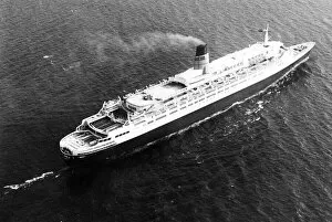 Images Dated 24th July 1990: Queen Elizabeth 2, ocean liner, built for the Cunard Line which was operated by Cunard as