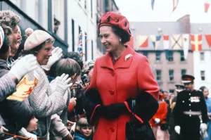 Bunting Prints: Queen Elizabeth II greets crowds of wellwishers in Perth, Scotland