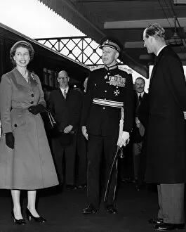 01271 Collection: Queen Elizabeth II land Prince Philip, Duke of Edinburgh leaving Coventry Station