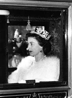 00083 Prints: Queen Elizabeth II leaves Buckingham Palce in the Irish State coach for the State Opening