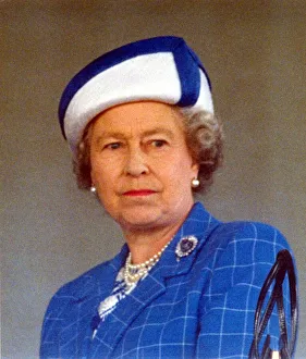 00091 Prints: Queen Elizabeth II at Newcastles Gosforth Park Racecourse on the Northumberland