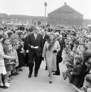 01254 Prints: Queen Elizabeth II opens new laboratories and research premises at the Royal Veterinary