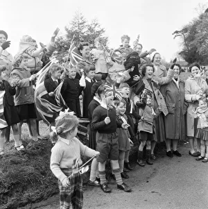 01254 Prints: Queen Elizabeth II opens new laboratories and research premises at the Royal Veterinary