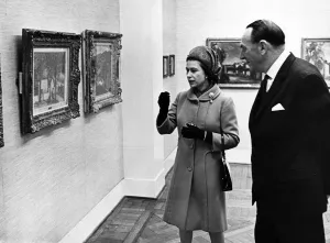 01035 Prints: Queen Elizabeth II is pictured with Sir Hugo Boothby in the art gallery at the National