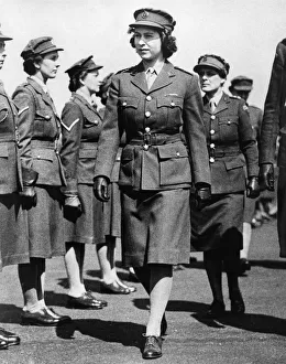 Queen Elizabeth II. Princess Elizabeth as Junior Commander in the ATS inspecting