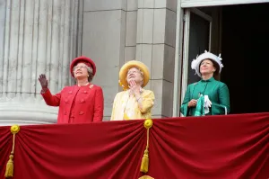 00847 Prints: Queen Elizabeth II, Queen Mother & Princess Margaret on the balcony of Buckingham Palace