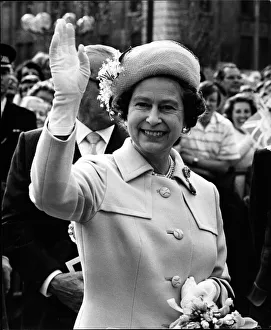 Waves Prints: Queen Elizabeth II smiles and waves farewell to the crowd outside the Law Courts