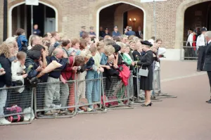 01111 Prints: Queen Elizabeth II at St Jamess Palace to pay her respects to Princess Diana