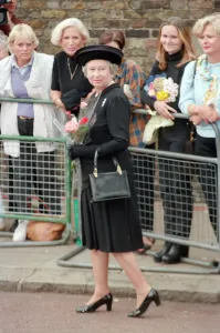 01111 Prints: Queen Elizabeth II at St Jamess Palace to pay her respects to Princess Diana