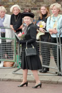 01111 Prints: Queen Elizabeth II at St Jamess Palace to pay her respects to Princess Diana