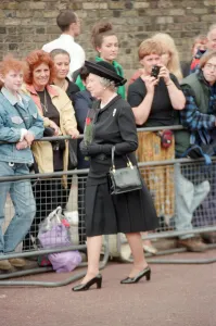 01111 Prints: Queen Elizabeth II at St Jamess Palace to pay her respects to Princess Diana