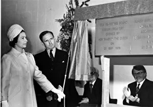 Images Dated 21st May 1976: Queen Elizabeth II unveils the opening of the Milk Marketing Board Maelor Creamery at