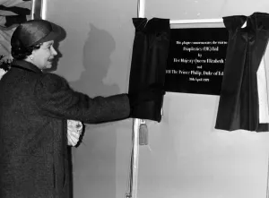 01036 Prints: Queen Elizabeth II unveils a plaque to commemorate her visit to the Displastics (UK