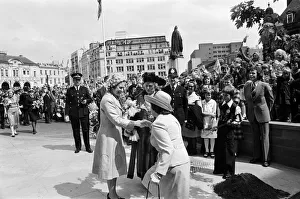 01113 Prints: Queen Elizabeth II visiting Birmingham during her Silver Jubilee tour. West Midlands