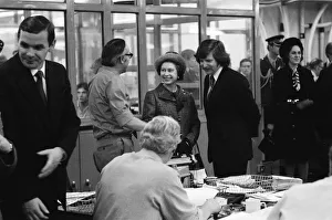 01519 Prints: Queen Elizabeth II visiting the offices of the Daily Mirror Newspaper in Holborn, London