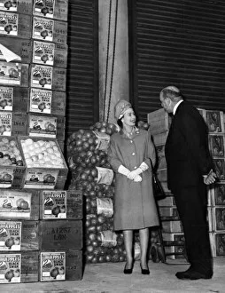 01035 Collection: Queen Elizabeth II visits the Wholesale Fruit Centre, Bessemer Road, Cardiff