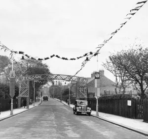 Decorations Prints: Queen Elizabeth IIvisits Whitley Bay - The arch at Marine Drive
