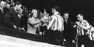 00167 Prints: Queen Elizabeth and King George VI May 1937 presenting the FA cup to