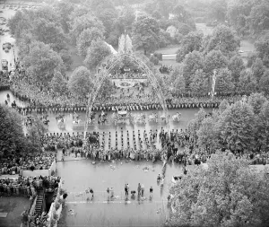 00862 Prints: Queen Elizabeth ll Coronation June 1953 Views of Procession Passing along