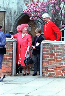 00085 Prints: Queen Elizabeth, the Queen Mother, being helped by her great-grandson Prince William