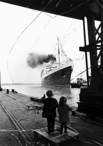 Liners Prints: The Queen Elizabeth ship leves the port at Southampton for the last time November