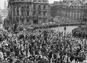 Big Ben Prints: The Queen in the Gold State Coach crossing Trafalgar Square on her return