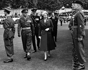 Guards Prints: The Queen inspecting the 9th Queens Own Warwickshire and Worcestershire Yeomanry
