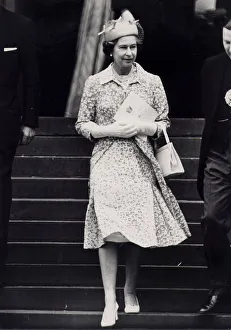 01429 Prints: The Queen leaving church wearing patterned dress and hat - July 1982 13 / 07 / 1982