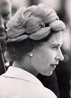 01430 Prints: The Queen at London Airport wearing hat - August 1959 03 / 08 / 1959