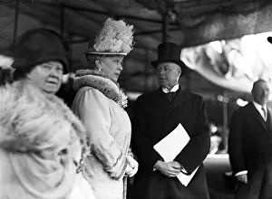 01184 Prints: Queen Mary with British Home Secretary Sir William Joynson-Hicks as King George V opens