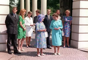00190 Prints: Queen Mother Birthdys August 1989 On her 89th Birthday outside Clarence House
