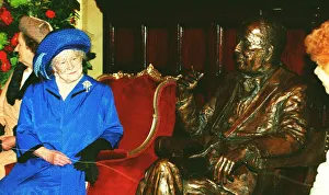 The Queen Mother December 1998 unveils a statue in tribute to Noel Coward