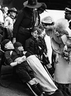00182 Prints: Queen Mother and George IV on their visit to Edinburgh stops to talk to crippled wolf