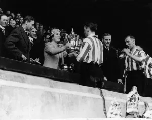1937 Prints: Queen Mother presents the FA Cup to Sunderland captain 1937
