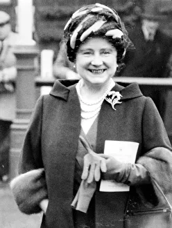 QUEEN MOTHER AFTER HER SECOND WIN AT SANDOWN PARK RACECOURSE IN 1961 - 18 / 11 / 1961