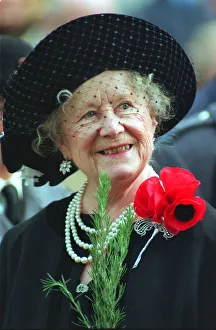 The Queen Mother at Westminster Abbey garden of remembrance 06 / 11 / 1992