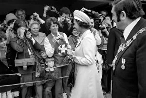 Anniversaries Prints: The Queens Jubilee River Trip. Her Majesty Queen Elizabeth II after landing at St