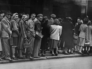 01422 Collection: Queues for bread on VJ day in Derby. 15th August 1945
