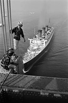 Liner Prints: R. M.s Queen Mary - October 1964 passes under New York Bridge - watched by workmen