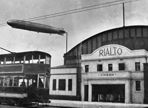 01035 Collection: The R38 Airship seen above the Rialto Cinema in Beverly Street, Hull. 21st June 1921