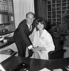 01152 Prints: Former racing driver Stirling Moss married Elaine Barbarino, age 24