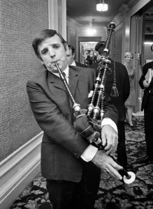 00198 Prints: Radio DJ Alan Freeman playing the bagpipes 22nd August 1966 Neg