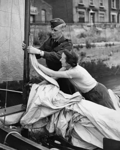 01459 Prints: RAF pilots who have occasion to bale out over the sea are being instructed in the sailing